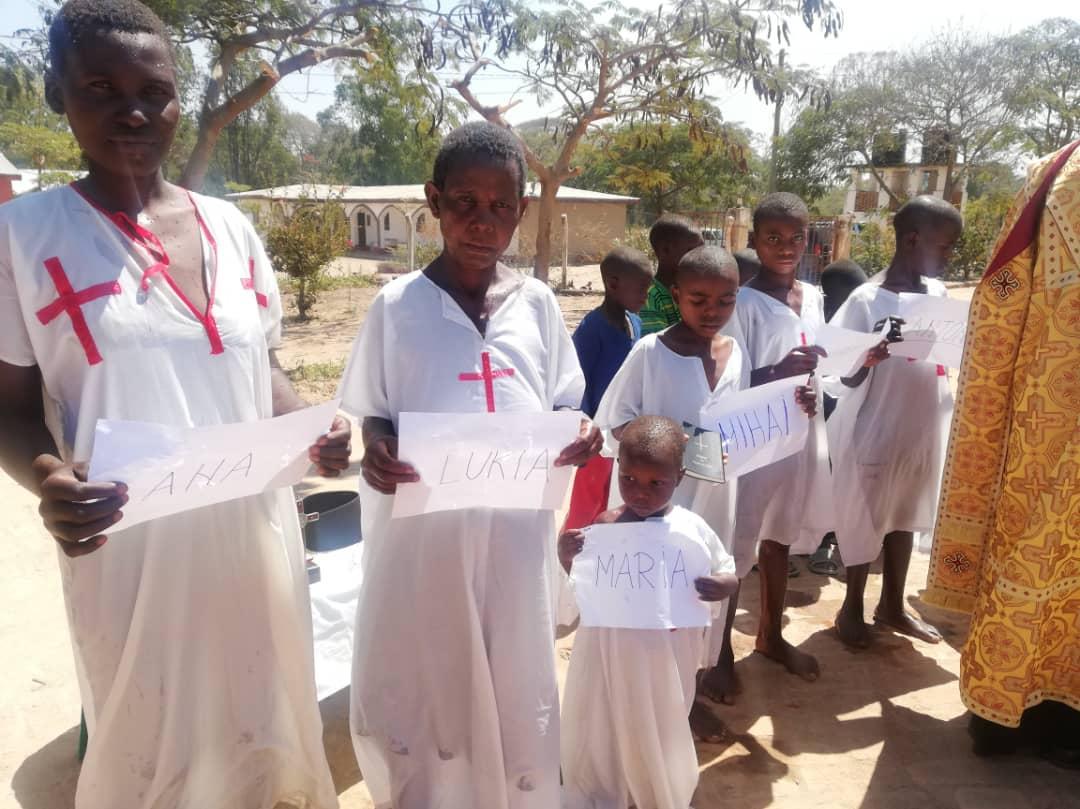 Taina Sfântului Botez săvârșită pentru 9 persoane la Biserica Ortodoxă din Kidamali