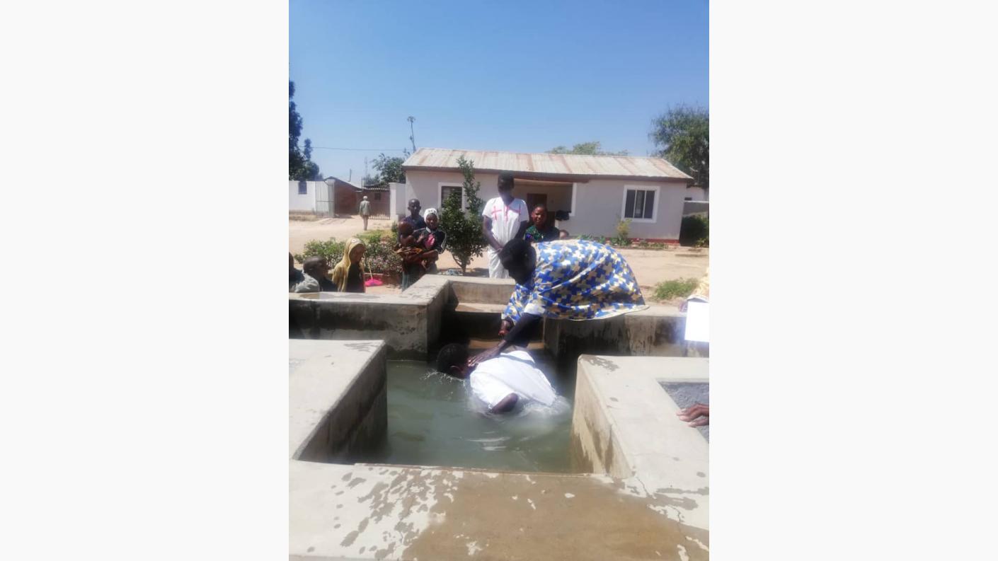 Taina Sfântului Botez săvârșită pentru 9 persoane la Biserica Ortodoxă din Kidamali