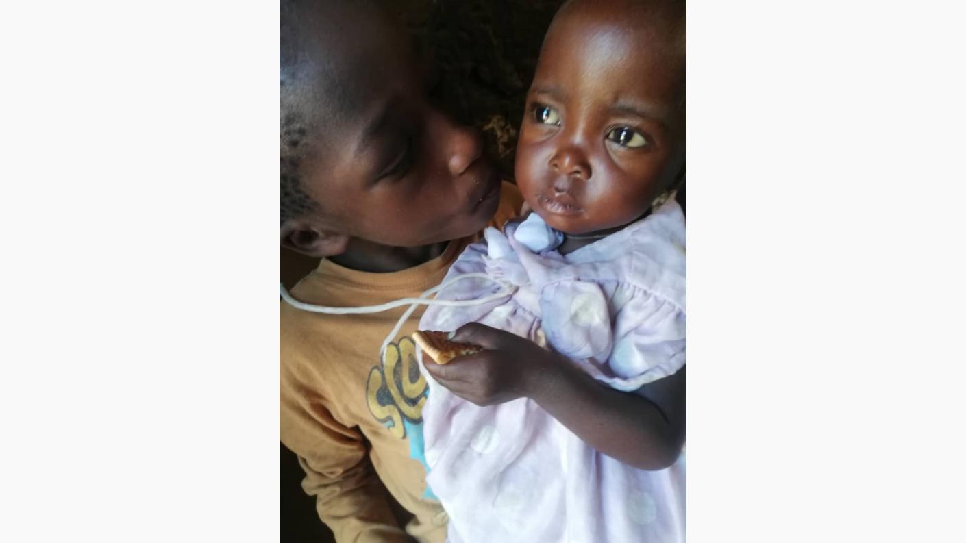 Cum s-au schimbat viețile lui Upendo și ale copiilor săi după ce au primit o casă și o vacă