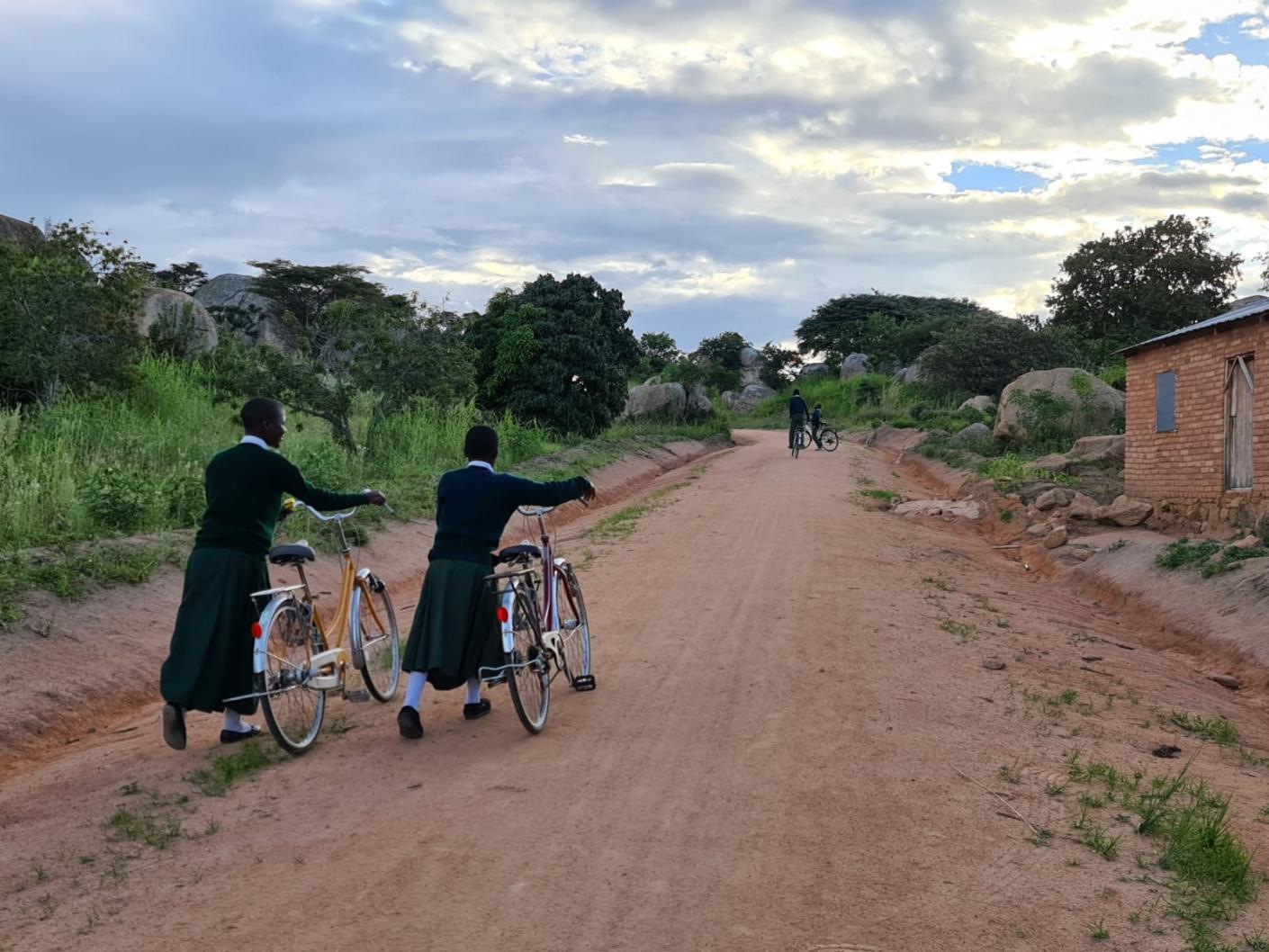 Pe urmele elevilor din satul Ilala Simba, adică de acolo unde doarme leul