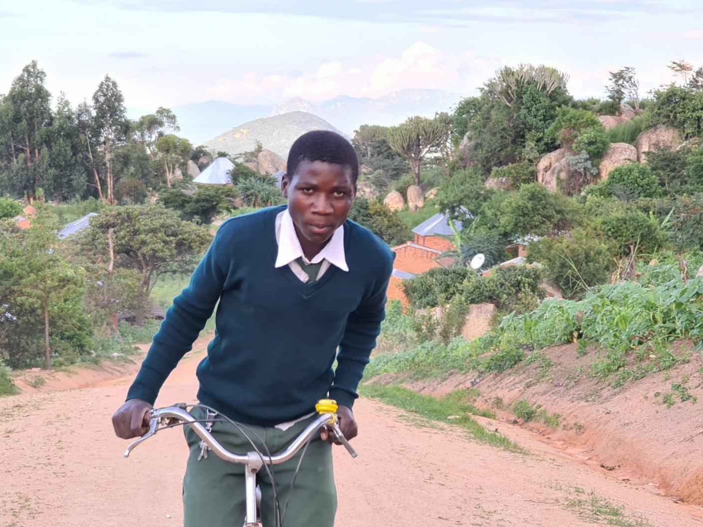 Pe urmele elevilor din satul Ilala Simba, adică de acolo unde doarme leul