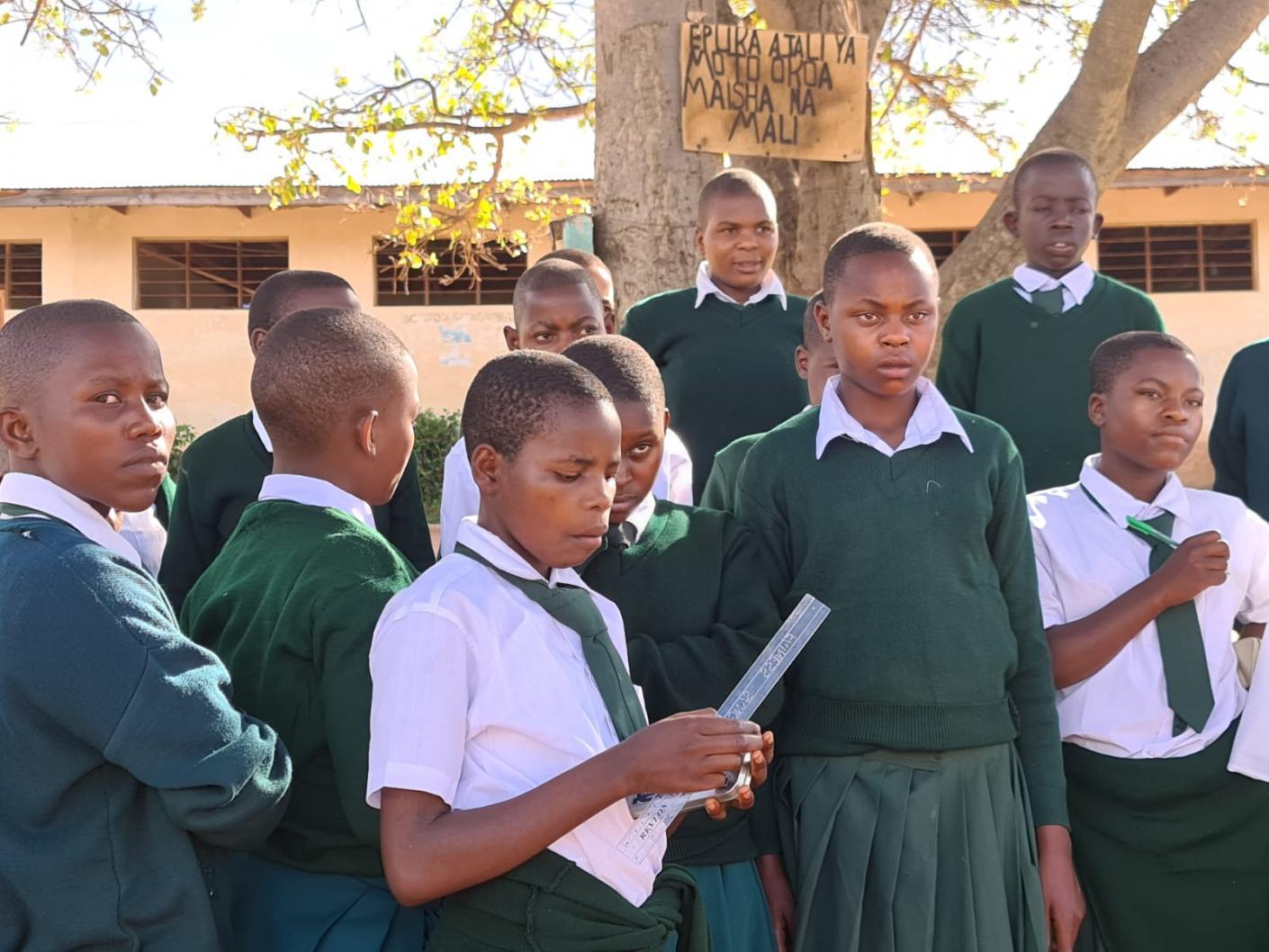 Pe urmele elevilor din satul Ilala Simba, adică de acolo unde doarme leul