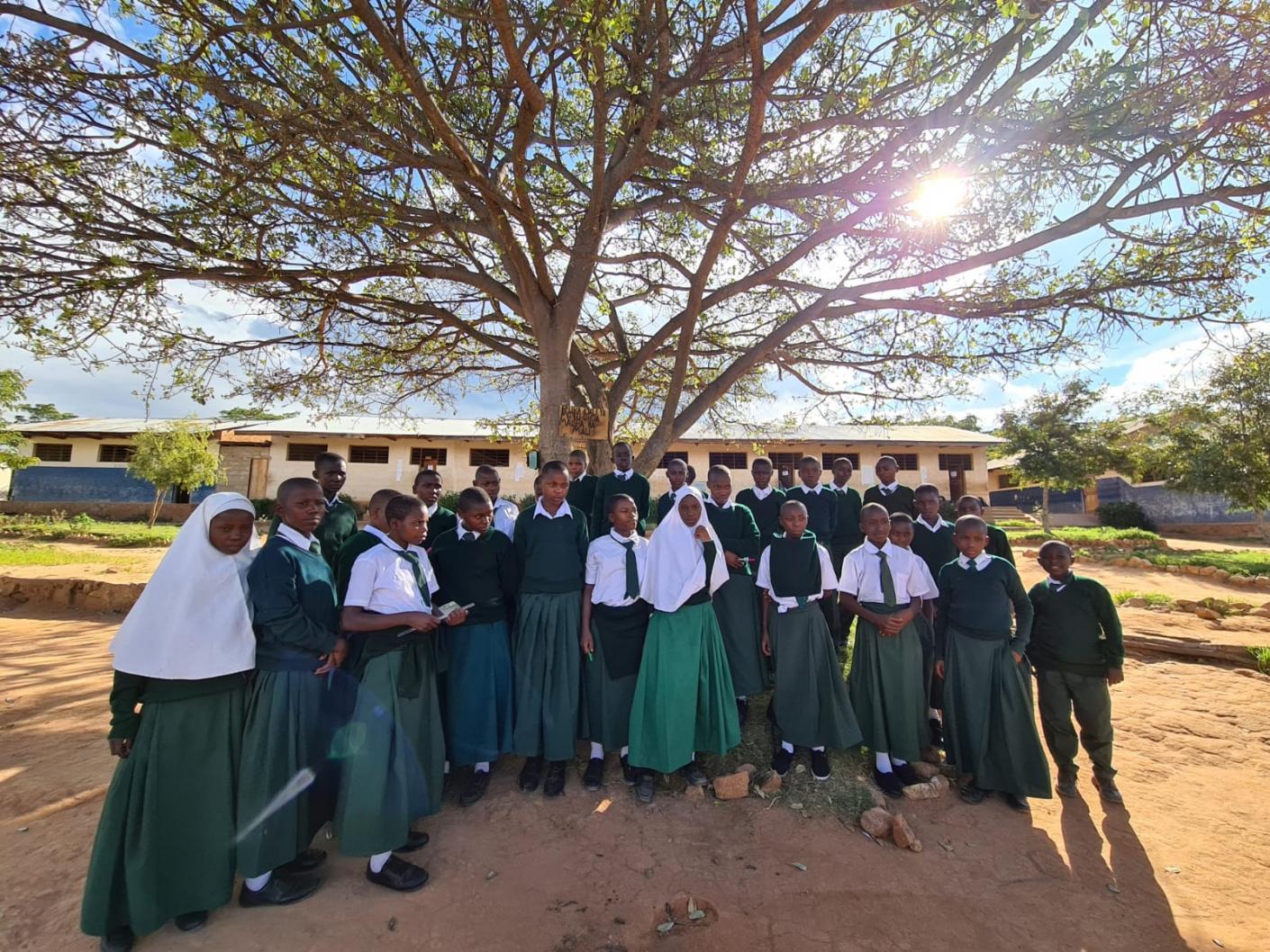 Pe urmele elevilor din satul Ilala Simba, adică de acolo unde doarme leul