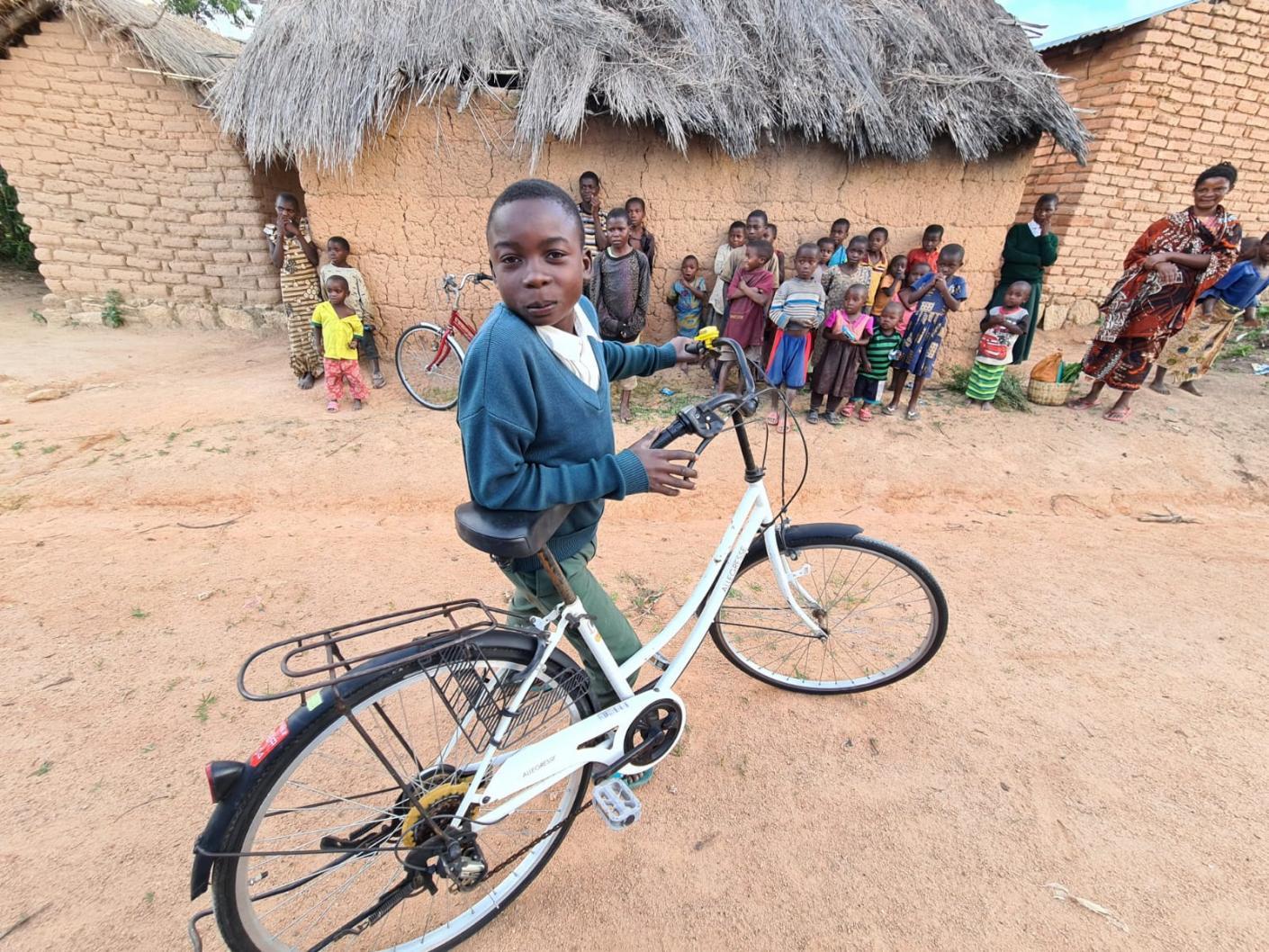 Pe urmele elevilor din satul Ilala Simba, adică de acolo unde doarme leul