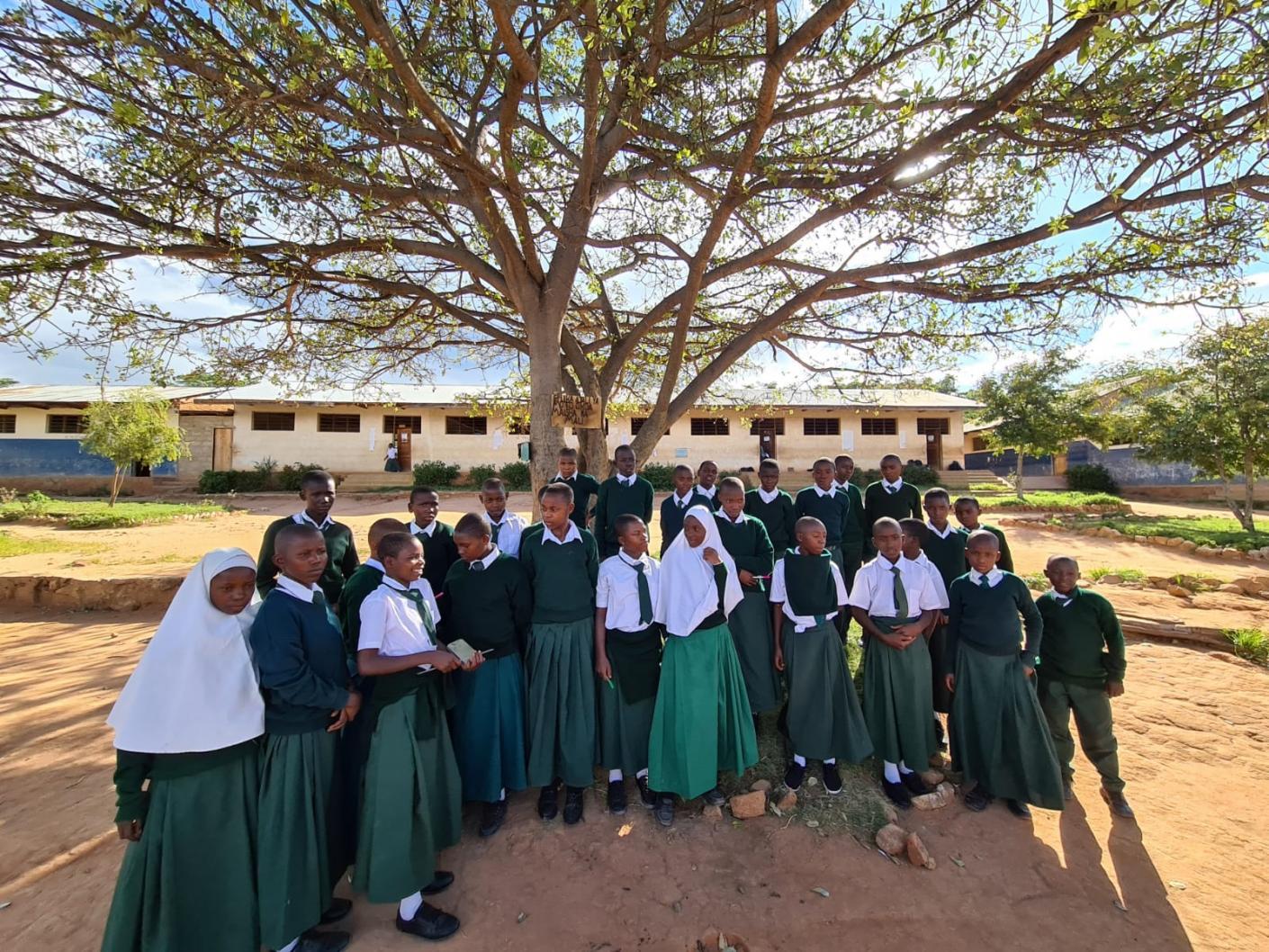 Pe urmele elevilor din satul Ilala Simba, adică de acolo unde doarme leul