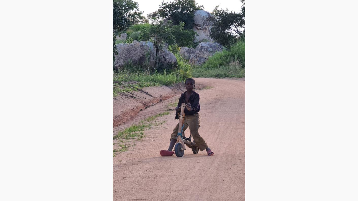 Pe urmele elevilor din satul Ilala Simba, adică de acolo unde doarme leul