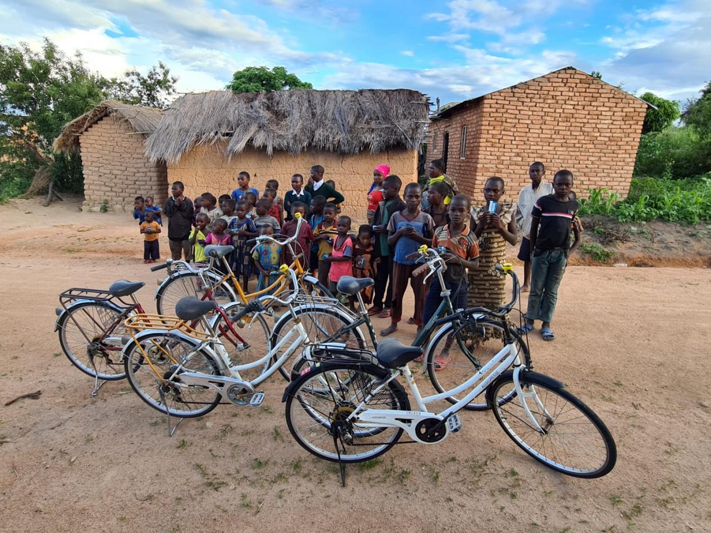Pe urmele elevilor din satul Ilala Simba, adică de acolo unde doarme leul