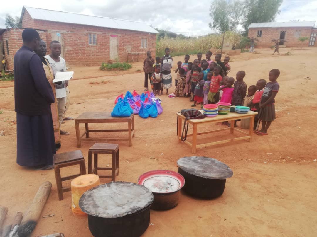 Bucurii pentru prietenii din cătunul Kinyamlewa