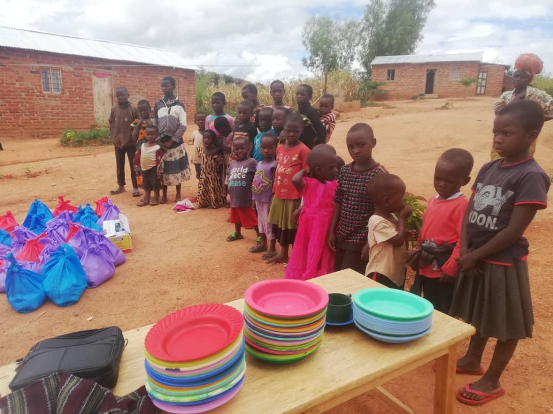 Bucurii pentru prietenii din cătunul Kinyamlewa