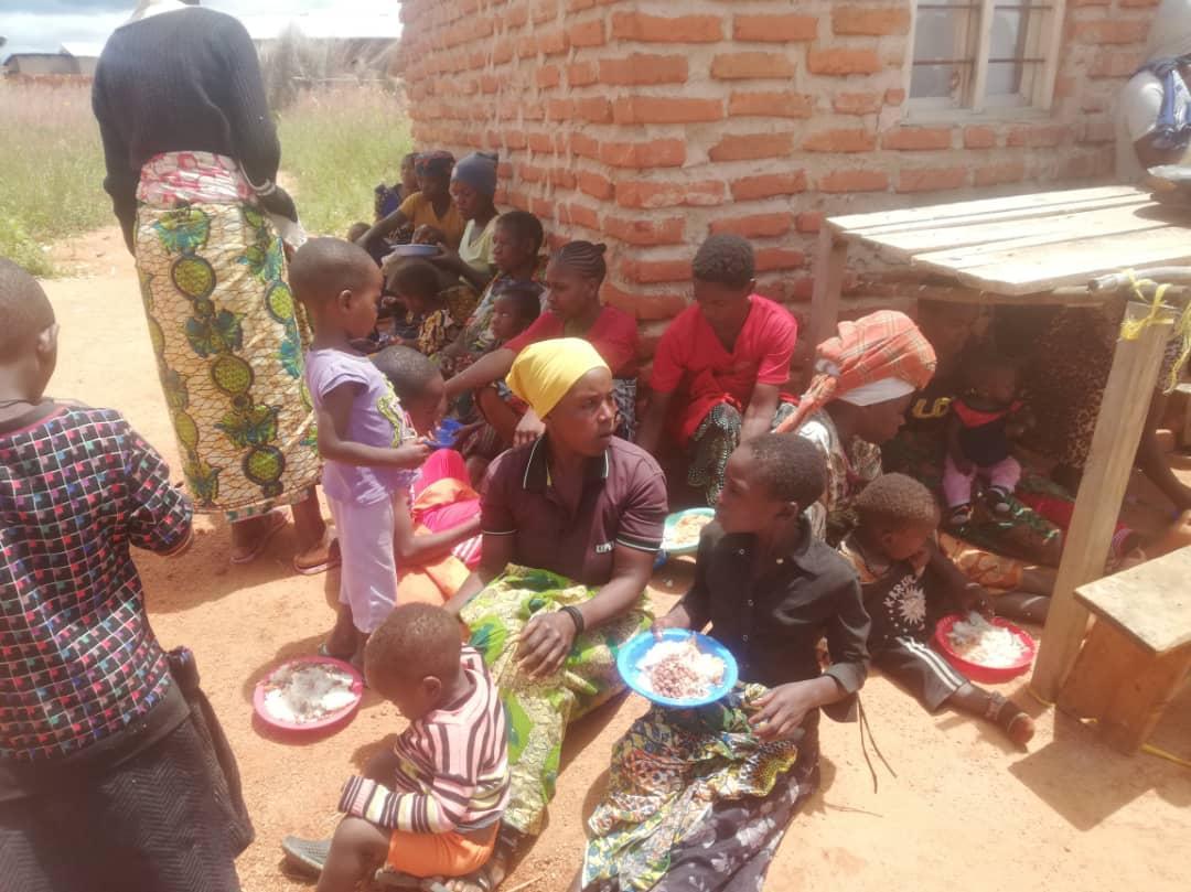 Bucurii pentru prietenii din cătunul Kinyamlewa