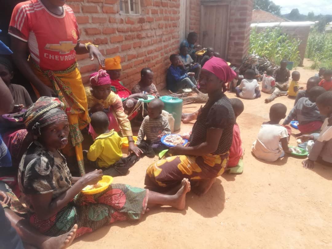 Bucurii pentru prietenii din cătunul Kinyamlewa