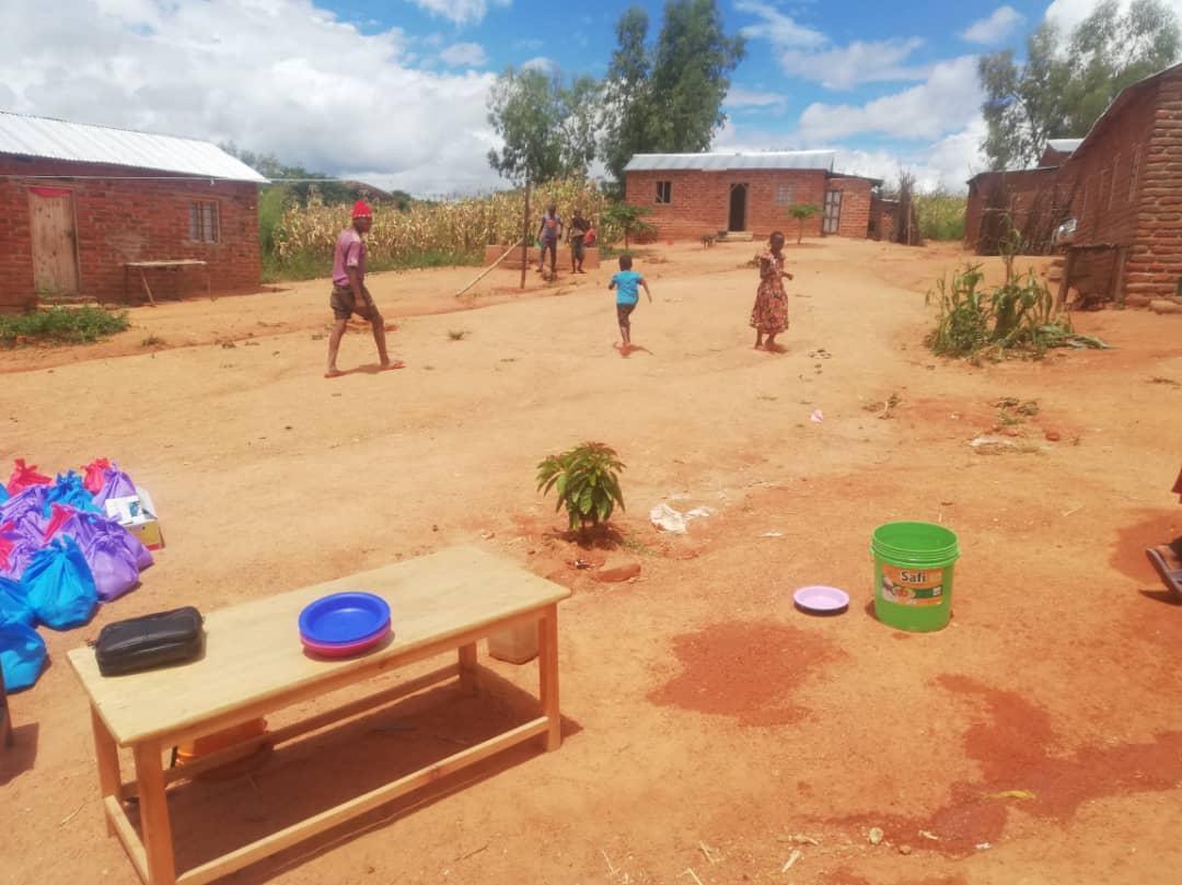 Bucurii pentru prietenii din cătunul Kinyamlewa