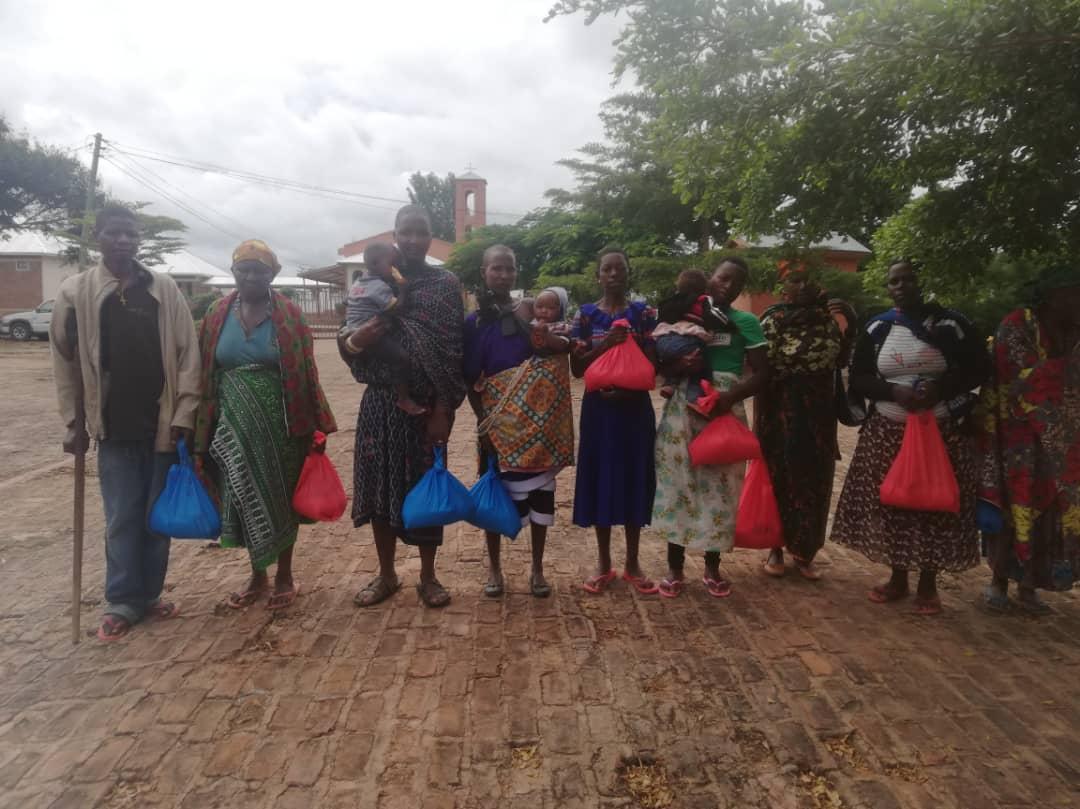 Bucurii pentru prietenii din cătunul Kinyamlewa