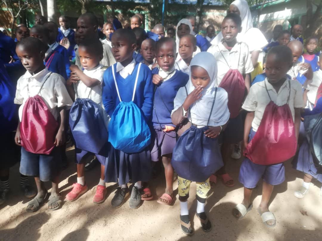 Daruri multe și 12 noi burse pentru elevii de școală primară