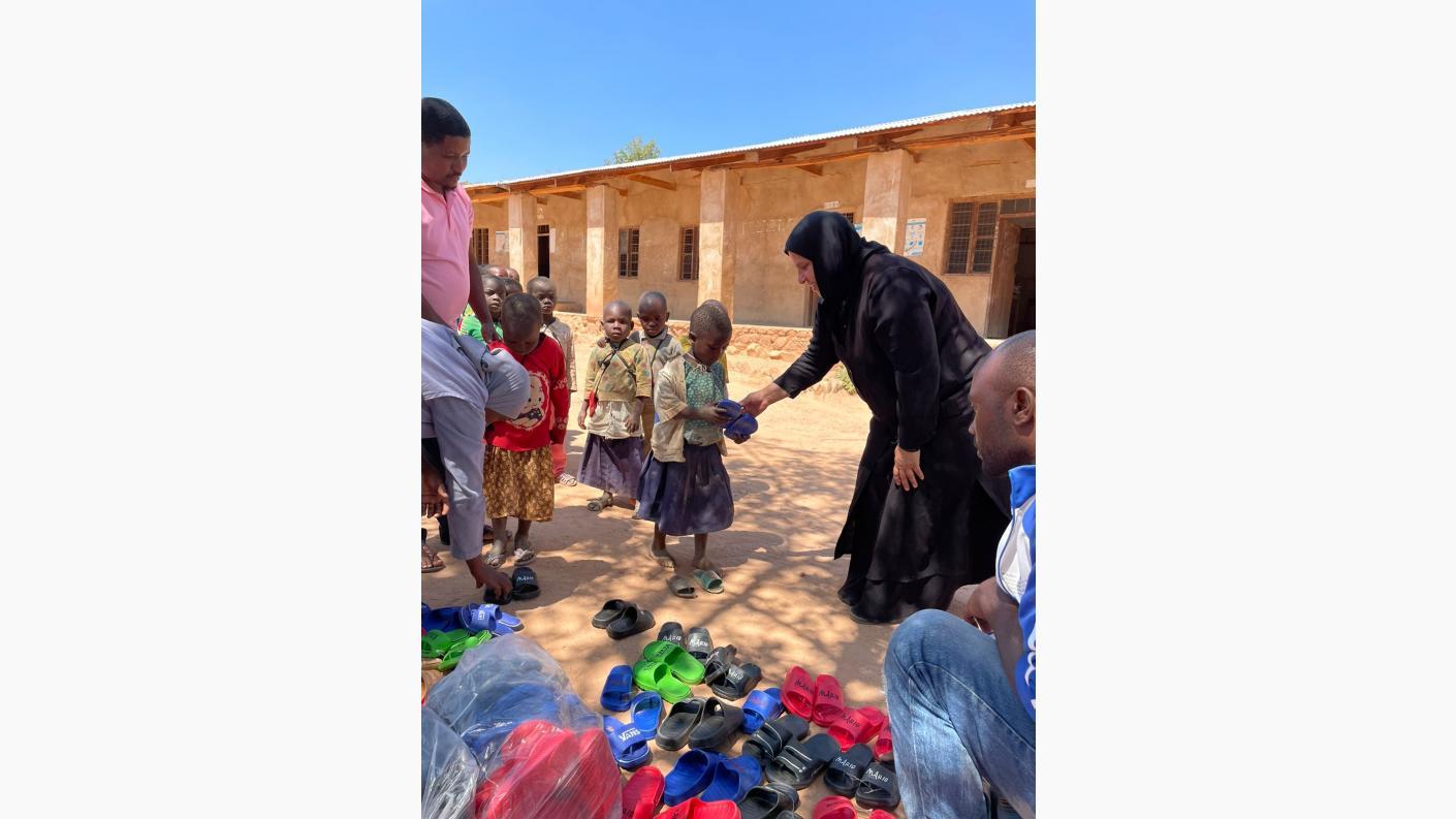 Încălțăminte pentru toți copiii de la şcoala din Mkombe
