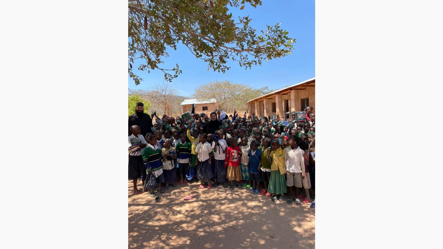 Încălțăminte pentru toți copiii de la şcoala din Mkombe