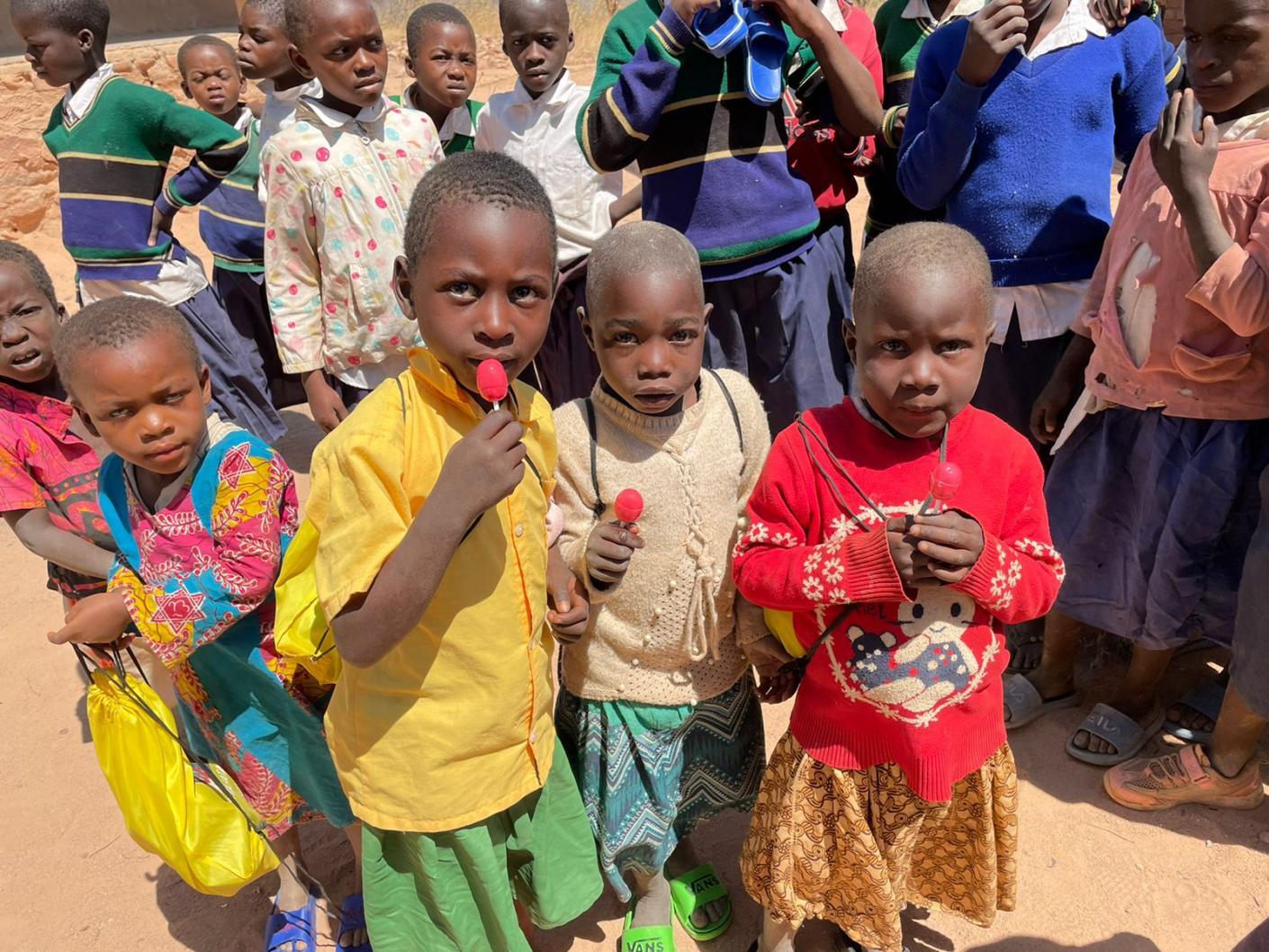 Încălțăminte pentru toți copiii de la şcoala din Mkombe