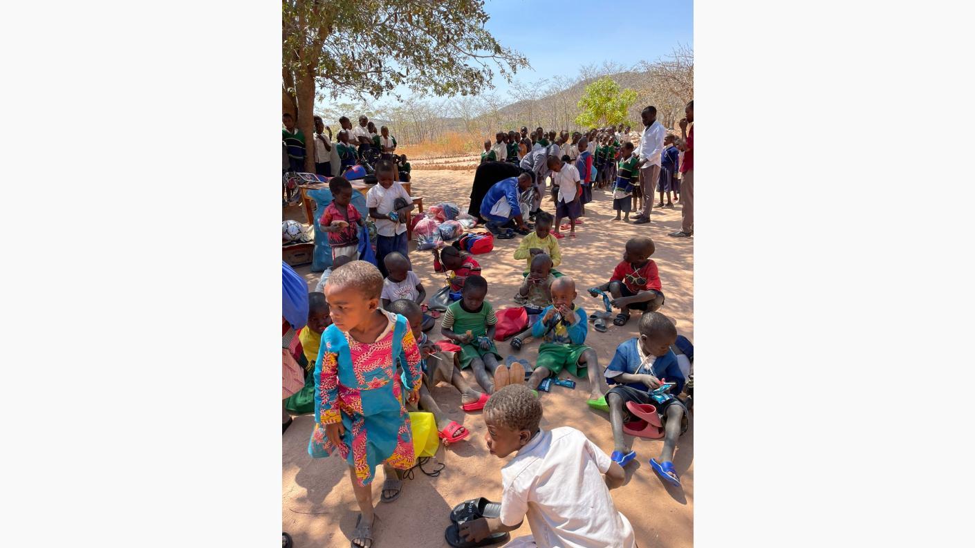 Încălțăminte pentru toți copiii de la şcoala din Mkombe