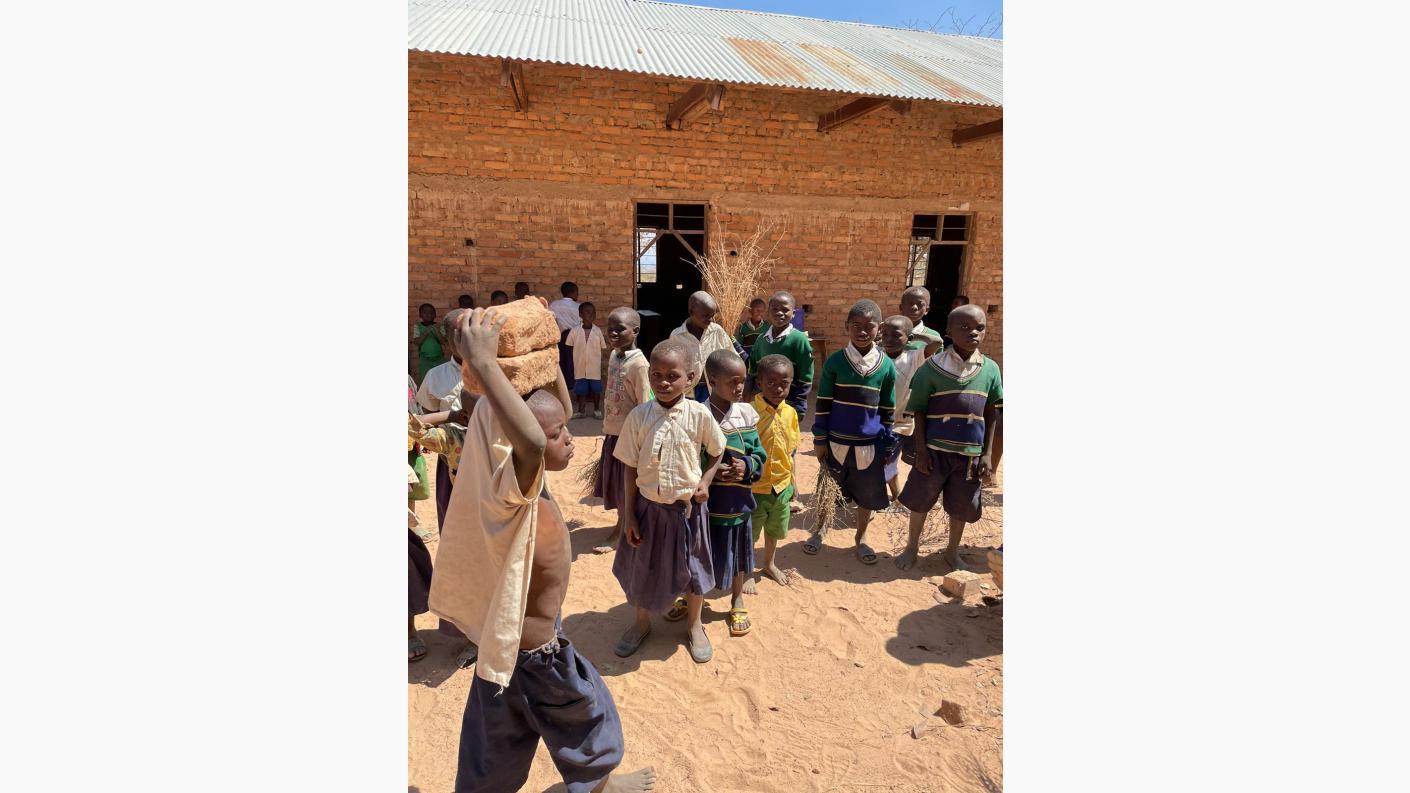 Încălțăminte pentru toți copiii de la şcoala din Mkombe