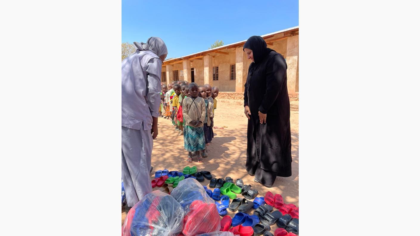 Încălțăminte pentru toți copiii de la şcoala din Mkombe