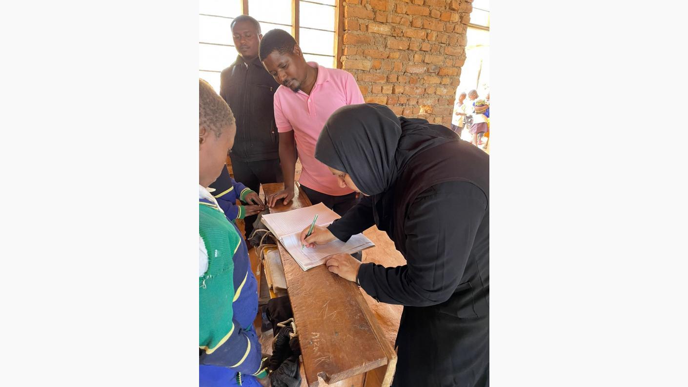 Încălțăminte pentru toți copiii de la şcoala din Mkombe