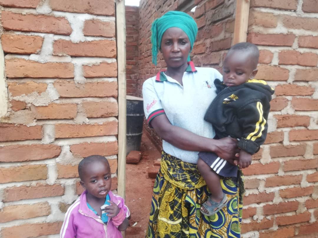 32 de case – acoperiş şi bucurie pentru tot atâtea familii tanzaniene