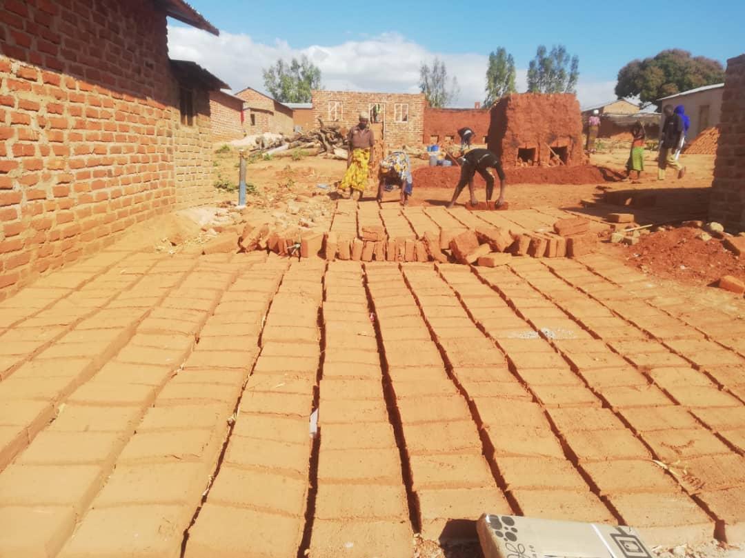 32 de case – acoperiş şi bucurie pentru tot atâtea familii tanzaniene