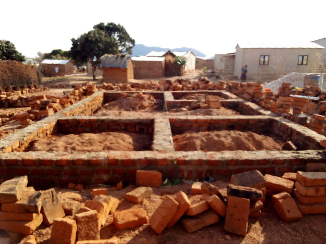 32 de case – acoperiş şi bucurie pentru tot atâtea familii tanzaniene