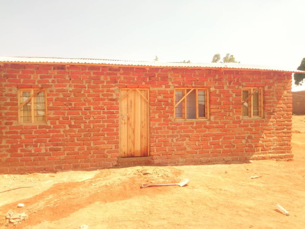 32 de case – acoperiş şi bucurie pentru tot atâtea familii tanzaniene