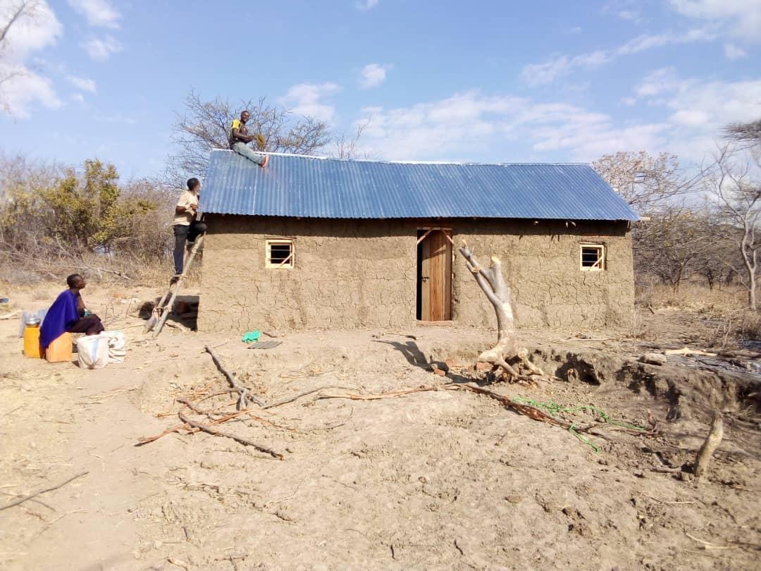 32 de case – acoperiş şi bucurie pentru tot atâtea familii tanzaniene