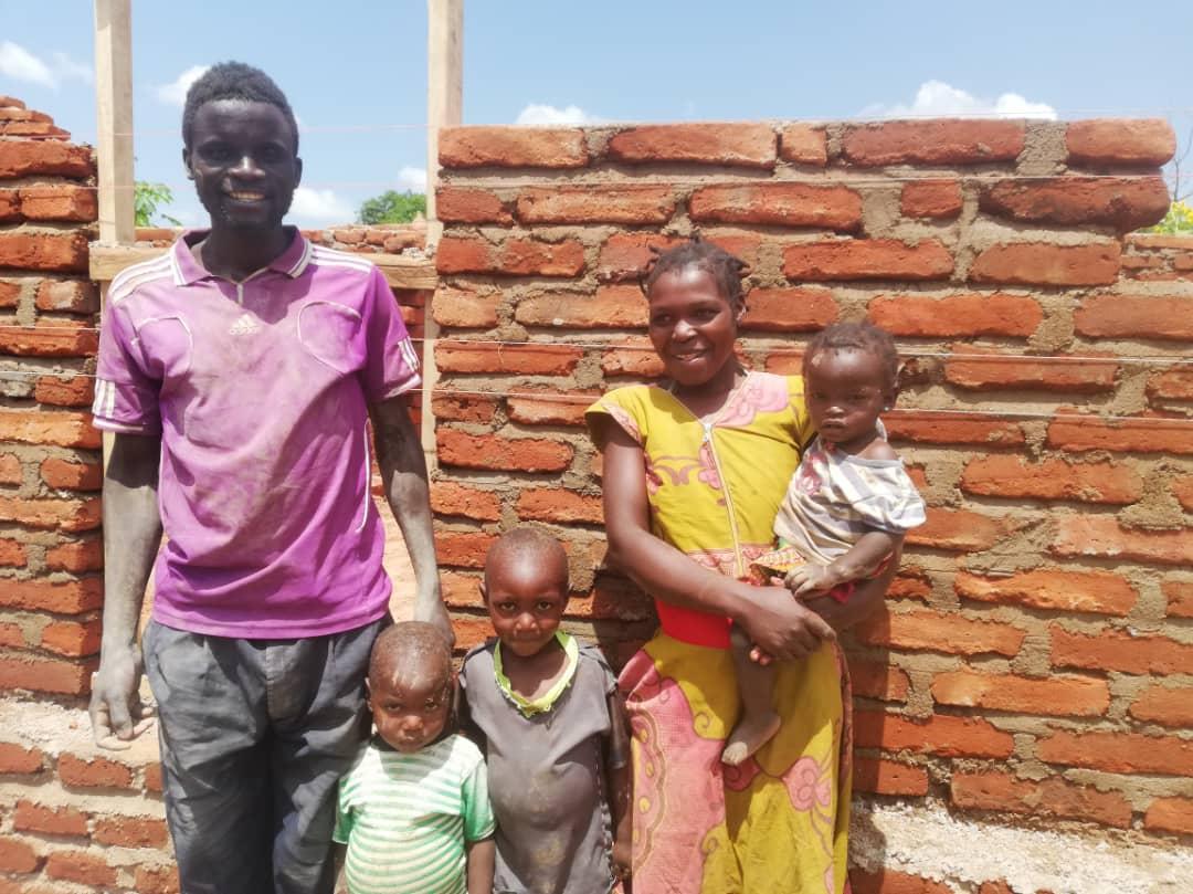 32 de case – acoperiş şi bucurie pentru tot atâtea familii tanzaniene