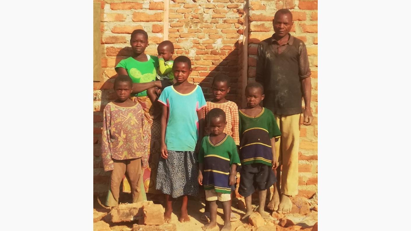 32 de case – acoperiş şi bucurie pentru tot atâtea familii tanzaniene