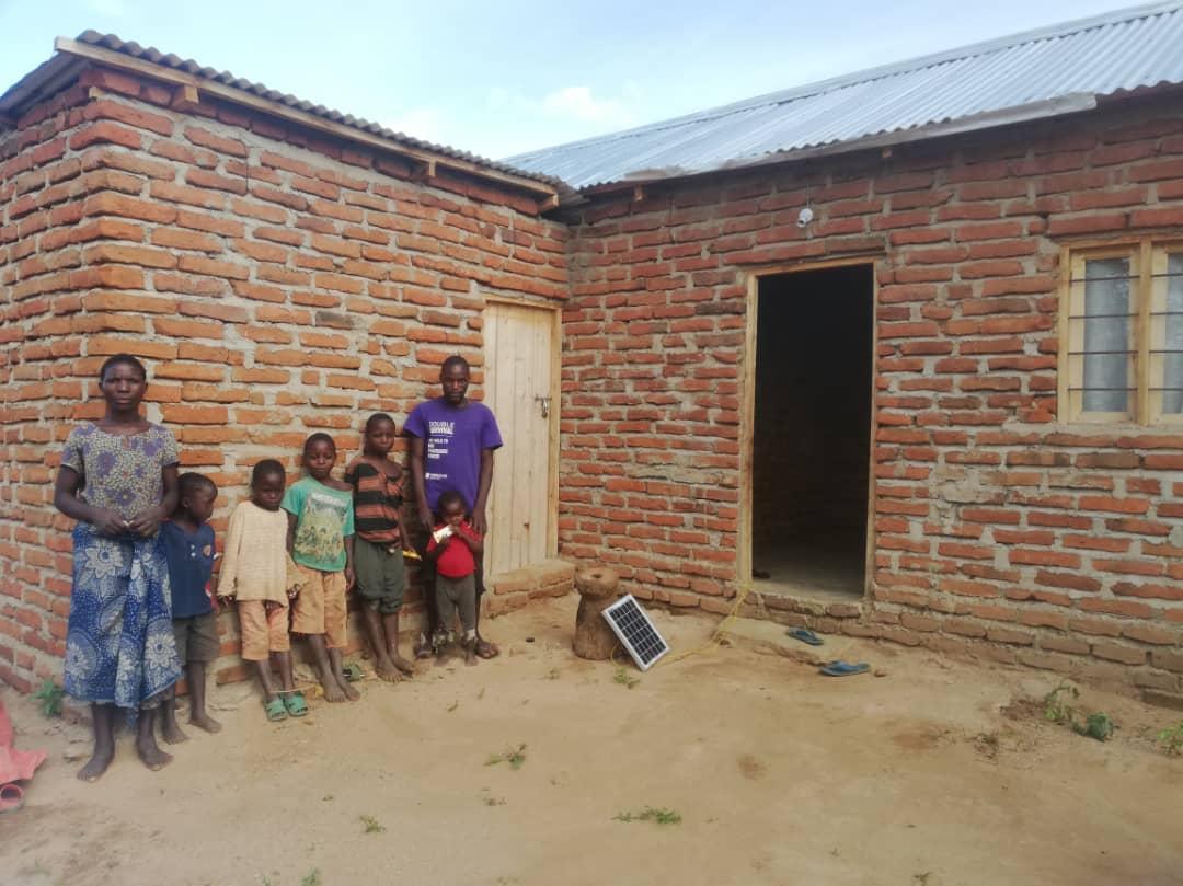 32 de case – acoperiş şi bucurie pentru tot atâtea familii tanzaniene