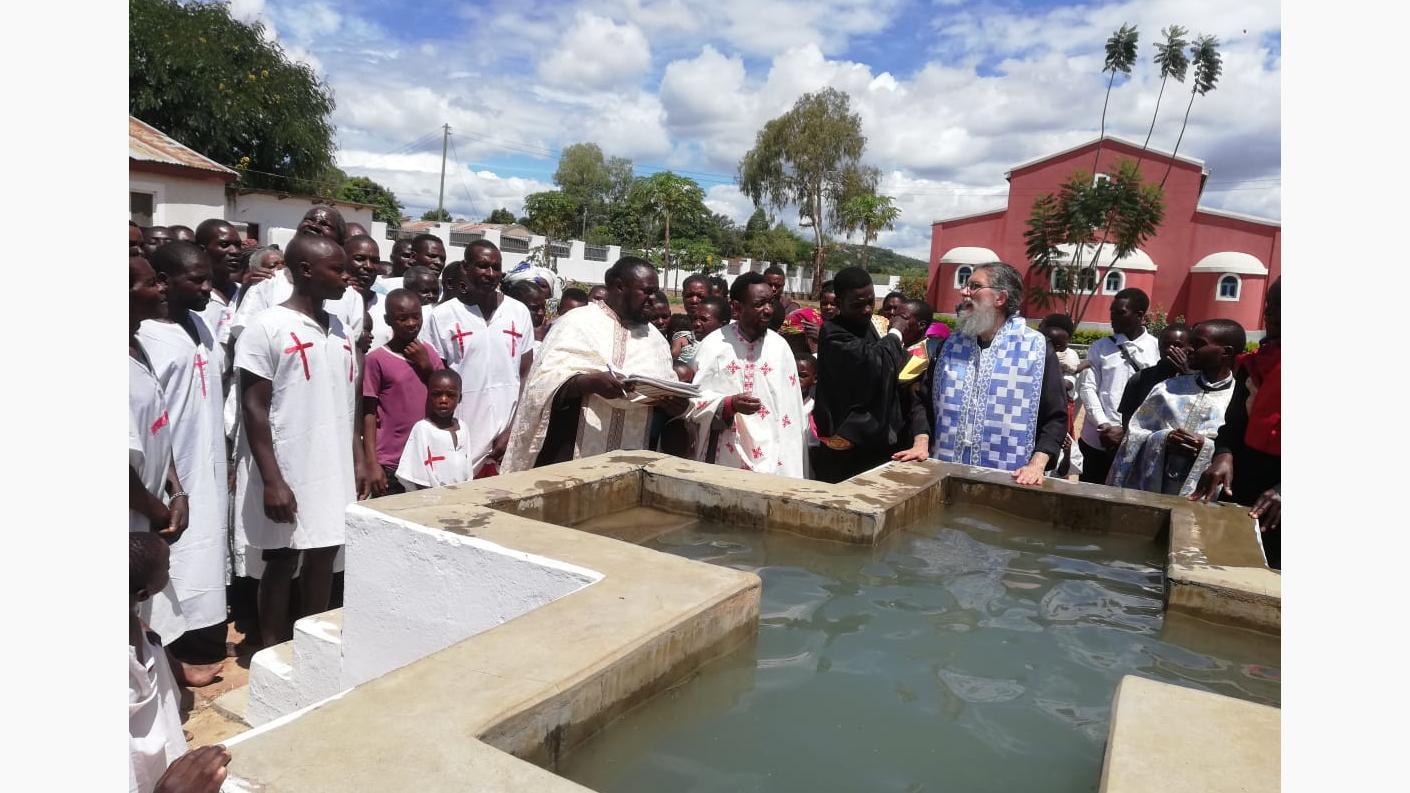 250 de botezuri au fost săvârșite în Sâmbăta Mare la Centrului Misionar din Kidamali