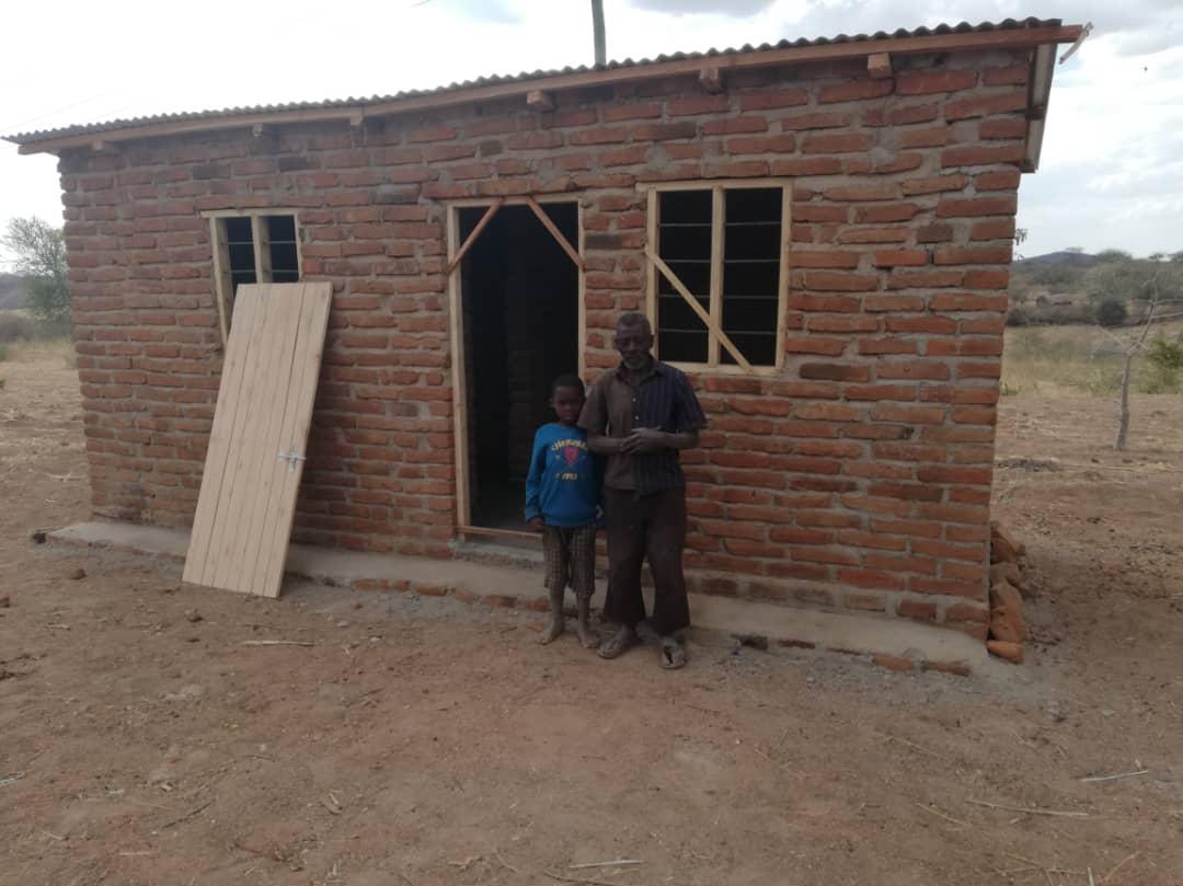 O casă nouă - o minune pentru un bunic și nepotul său