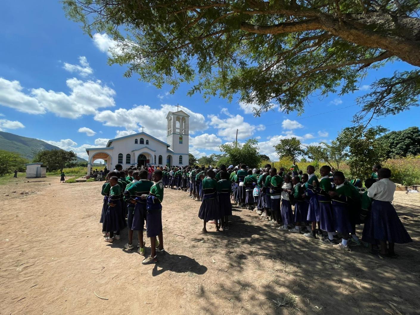 Copiii din satul Mkoga