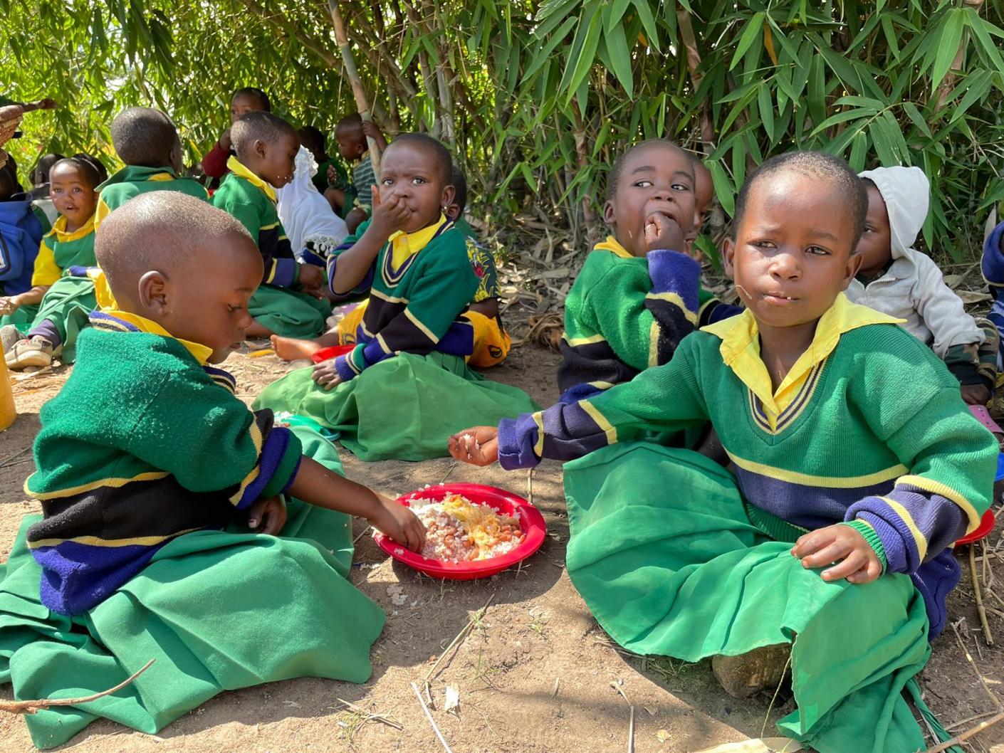 Copiii din satul Mkoga