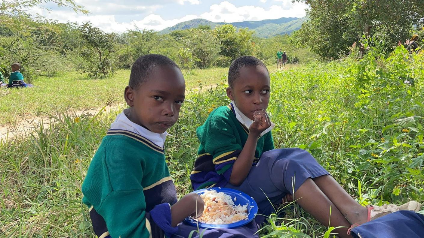 Copiii din satul Mkoga