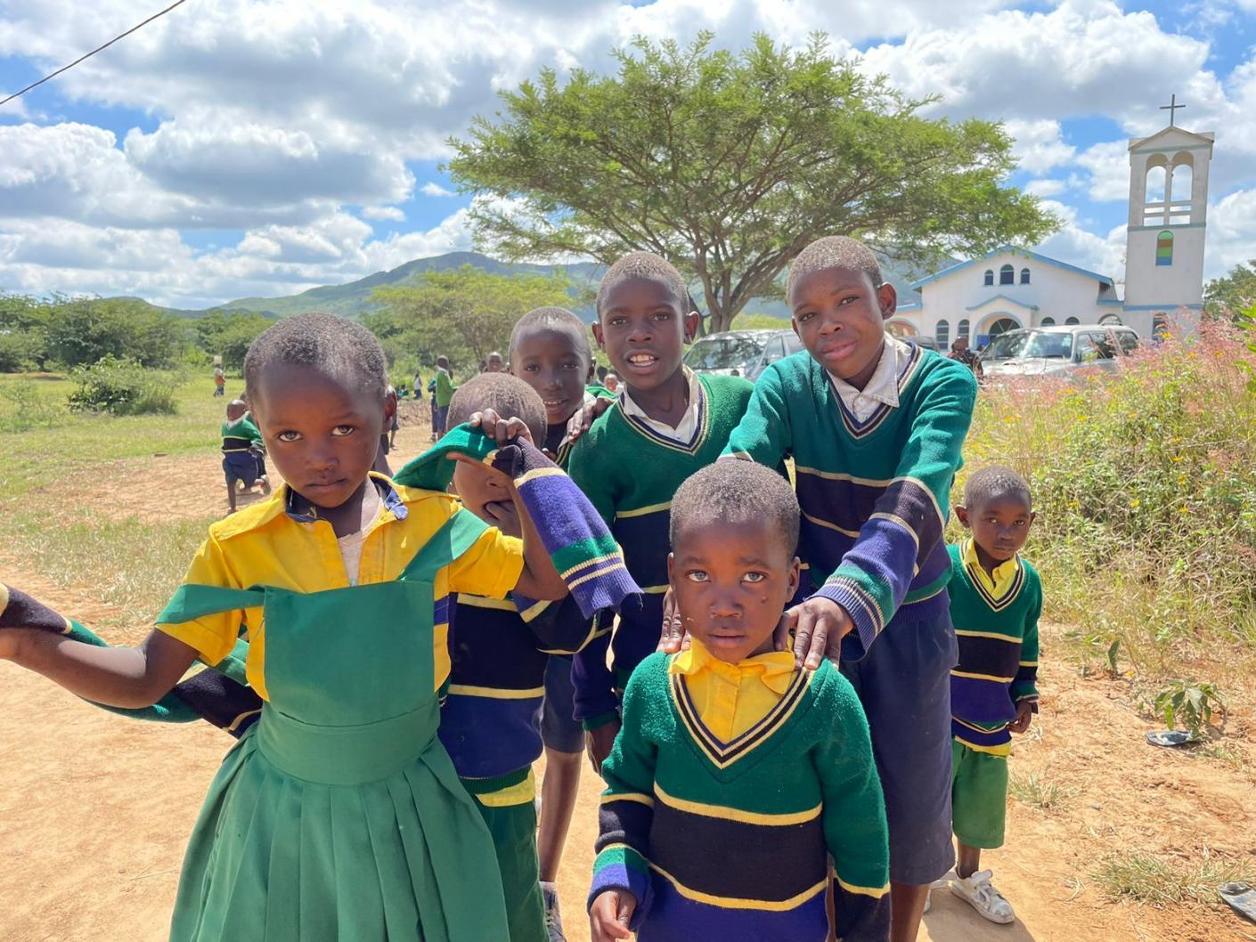 Copiii din satul Mkoga
