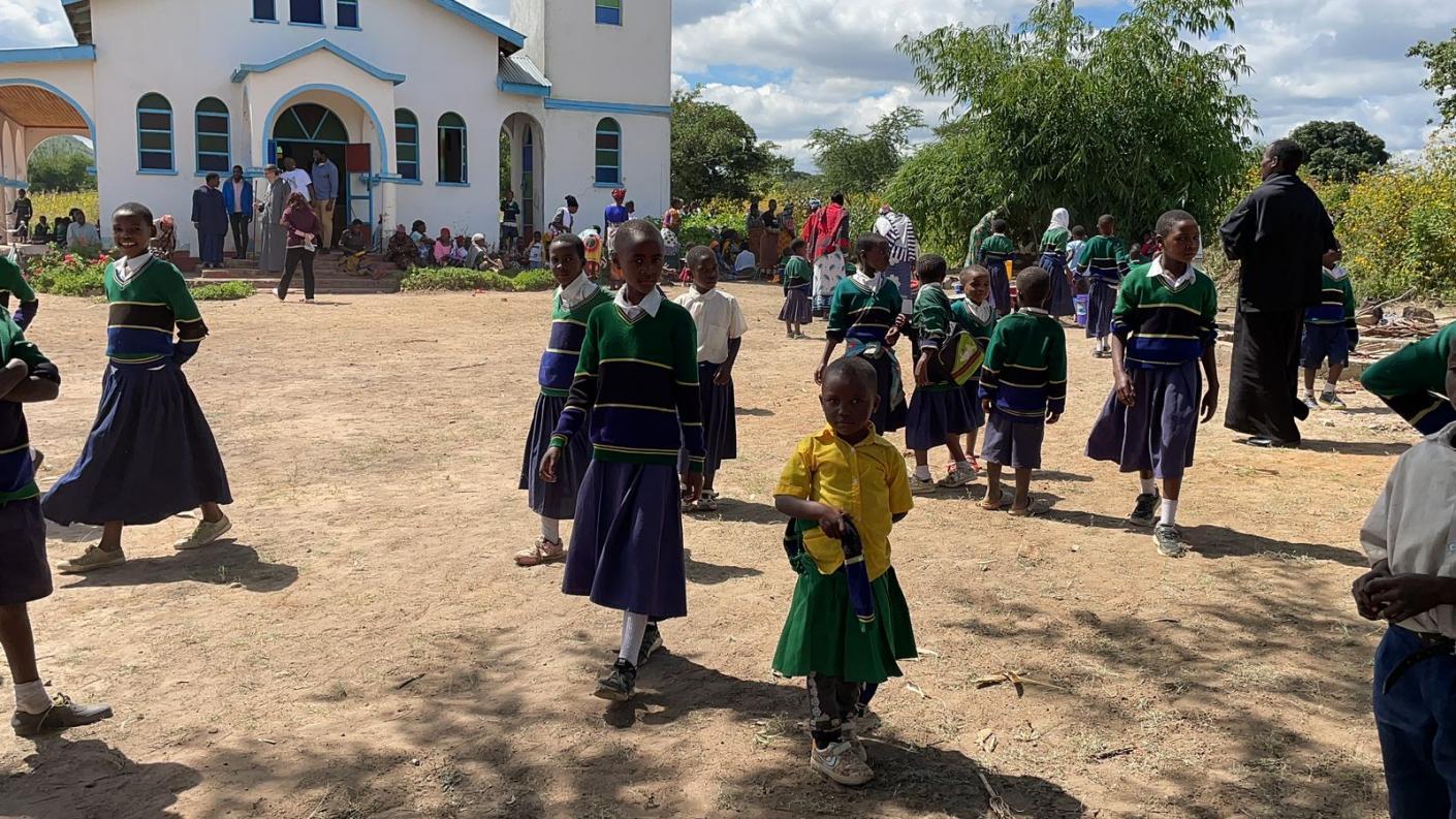 Copiii din satul Mkoga