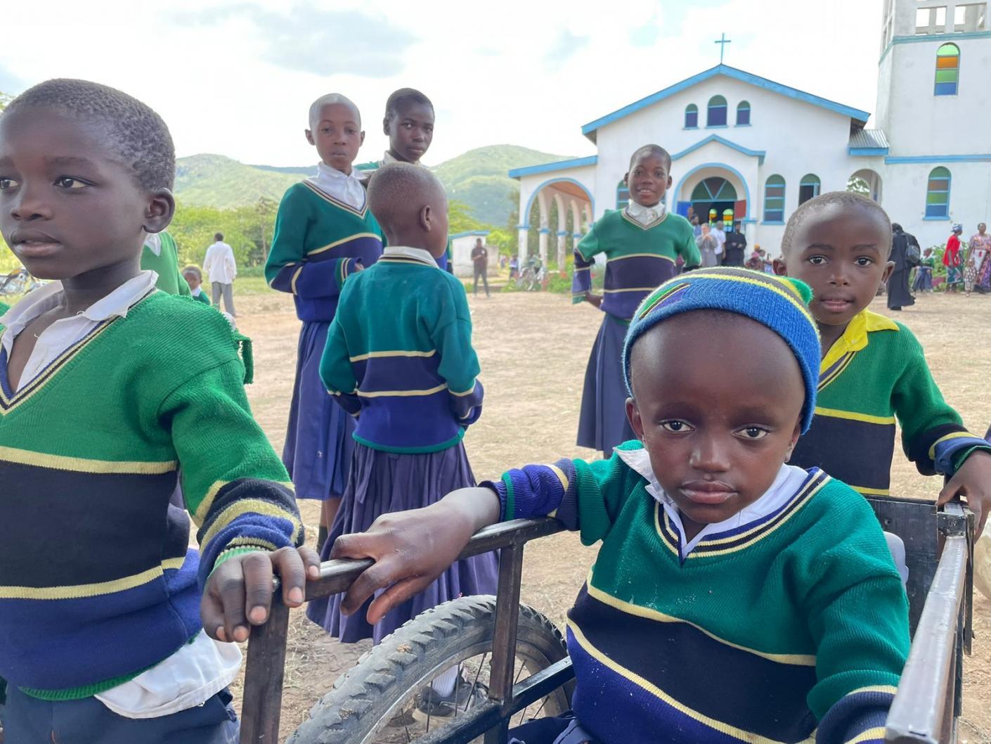 Copiii din satul Mkoga