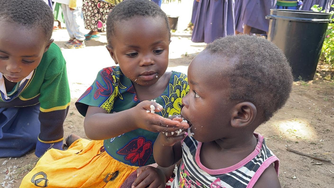 Copiii din satul Mkoga