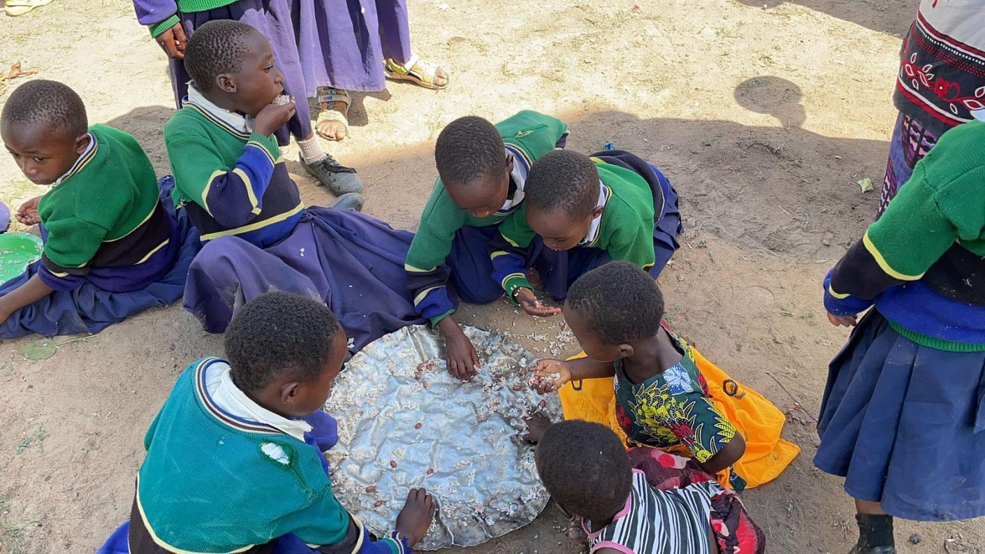 Copiii din satul Mkoga