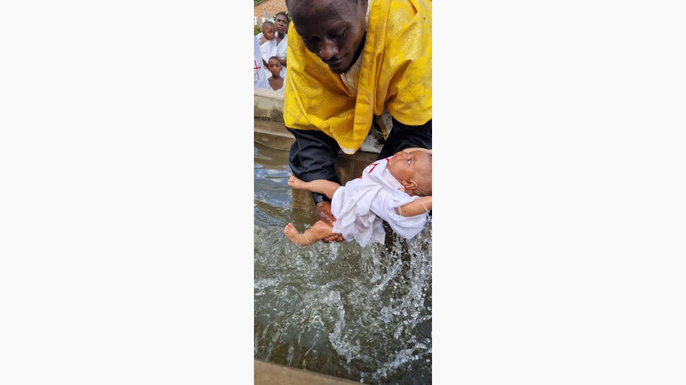 Părintele Mitropolit Teofan a participat la săvârșirea a 227 de botezuri în cadrul Centrului Misionar din Kidamali