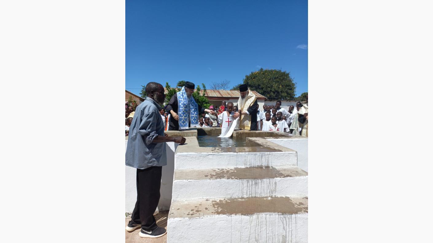 Părintele Mitropolit Teofan a participat la săvârșirea a 227 de botezuri în cadrul Centrului Misionar din Kidamali