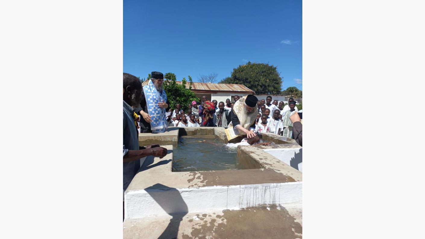 Părintele Mitropolit Teofan a participat la săvârșirea a 227 de botezuri în cadrul Centrului Misionar din Kidamali