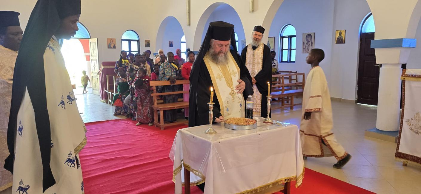 IPS Teofan, în mijlocul credincioșilor din Kidamali (Tanzania). Ierarhul a săvârșit Sfânta Liturghie și a sfințit chiliile unei mănăstiri