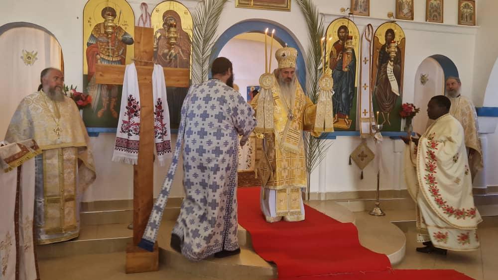 IPS Teofan, în mijlocul credincioșilor din Kidamali (Tanzania). Ierarhul a săvârșit Sfânta Liturghie și a sfințit chiliile unei mănăstiri