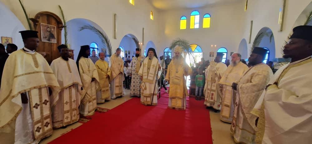 IPS Teofan, în mijlocul credincioșilor din Kidamali (Tanzania). Ierarhul a săvârșit Sfânta Liturghie și a sfințit chiliile unei mănăstiri