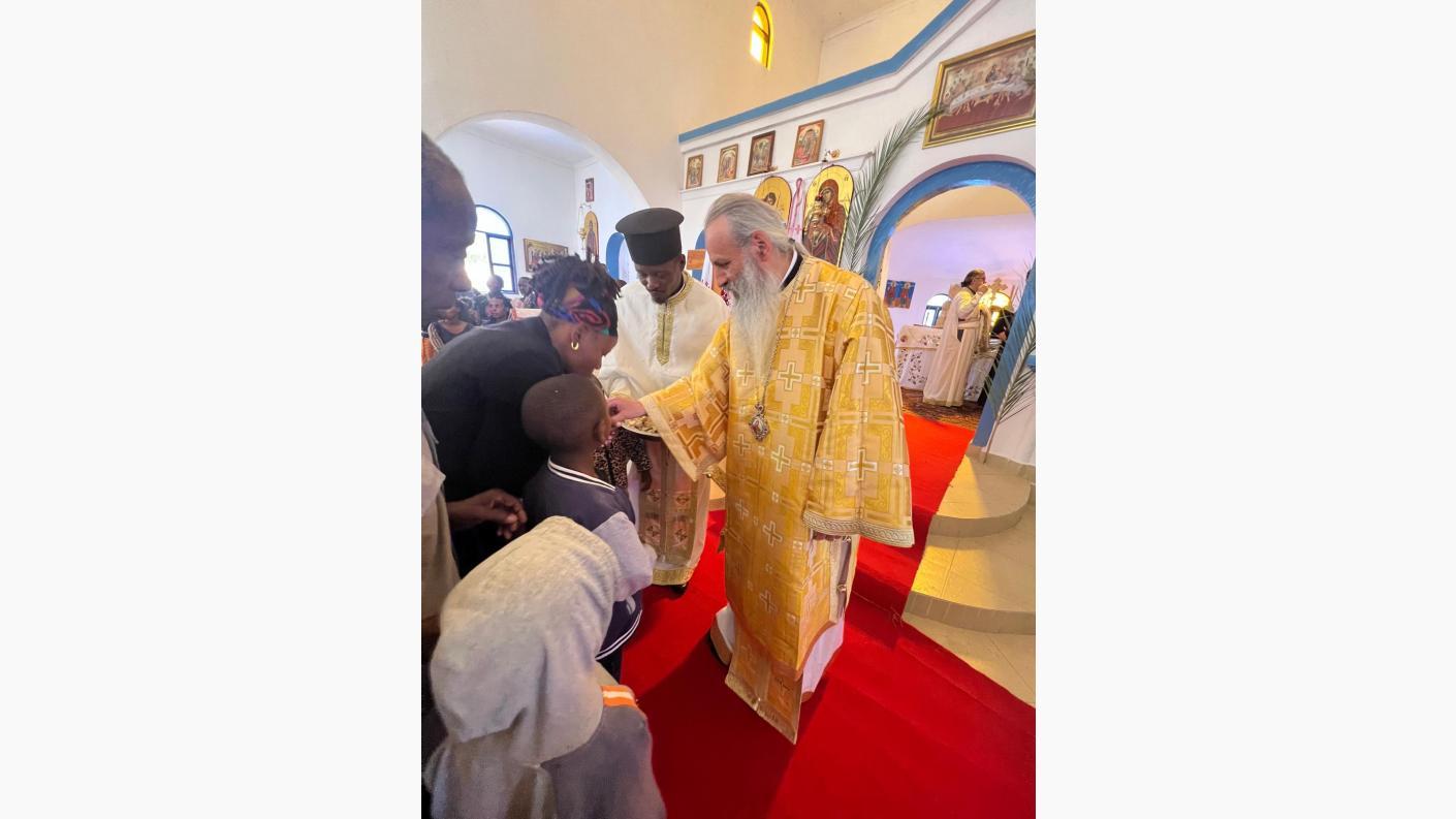 IPS Teofan, în mijlocul credincioșilor din Kidamali (Tanzania). Ierarhul a săvârșit Sfânta Liturghie și a sfințit chiliile unei mănăstiri